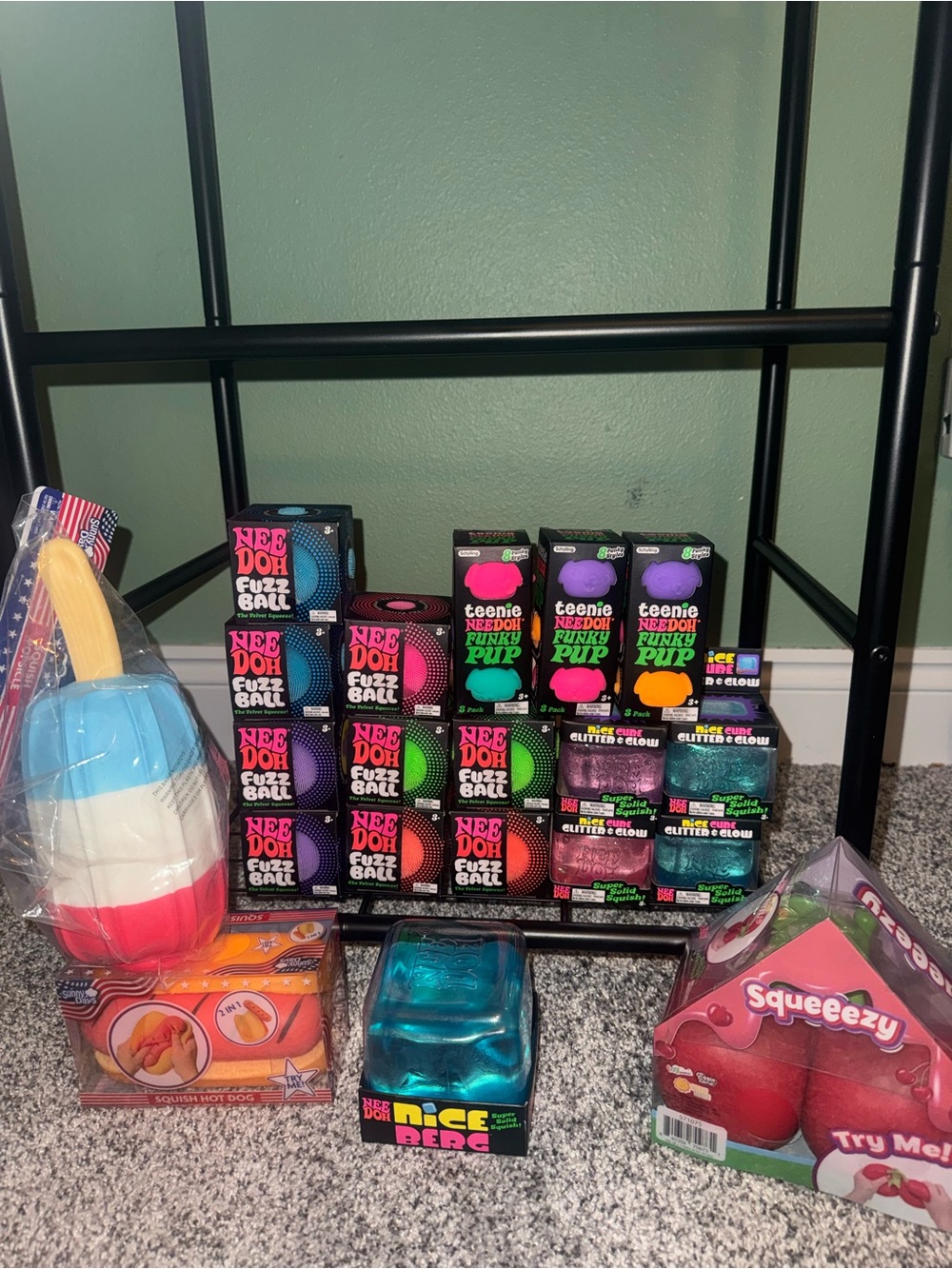 NeeDoh & Squishy Bundle NeeDoh Glitter Nice cubes, Fuzzballs, Niceberg, Cherry